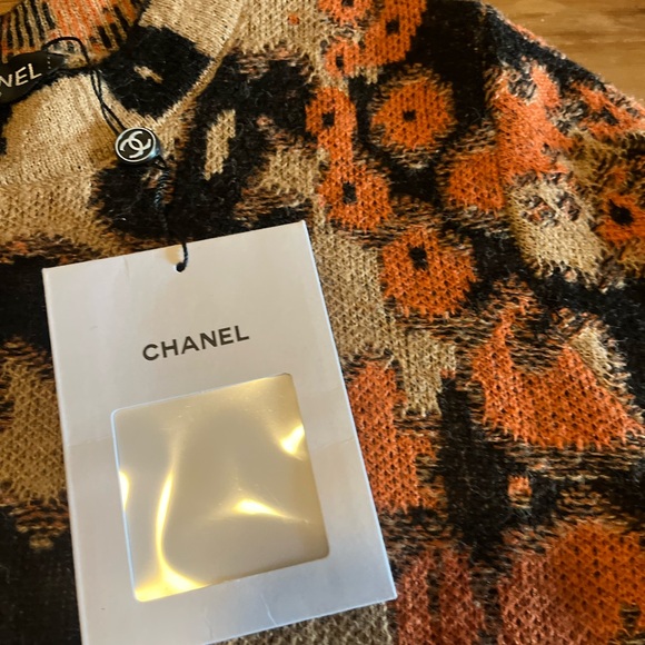CHANEL Black and Orange Crew Neck Sweaters with Cozy Texture - Picture 5 of 8